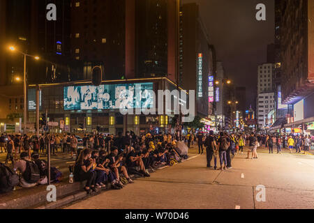 Les manifestants se reposer après une longue journée de marche au cours de la lutte contre l'extradition loi protester.Malgré les efforts du gouvernement de Hong Kong de calmer la situation en déclarant le projet de loi sur l'extradition est 'Dead', des milliers de manifestants ont pris part toujours d'une manifestations anti-gouvernementales dans différents domaines de Hong Kong. Plusieurs affrontements entre les manifestants et la police a été rapporté et grand nombre de manifestants a été arrêté par la police. Banque D'Images