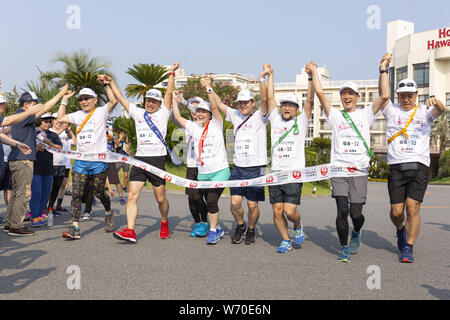 Fukushima, le Japon. 3e août 2019. Arrivée des participants à l'objectif au cours de la ''1000km relais à Tokyo 2019'' course à relais Spa Resort hawaïens. La ''Media Tour Tohoku : Cours de Fukushima'' organisé par la municipalité de Tokyo (TMG) met en valeur les efforts de récupération à Fukushima zone touchée par le grand séisme de l'Est du Japon 2011. Credit : Rodrigo Reyes Marin/ZUMA/Alamy Fil Live News Banque D'Images