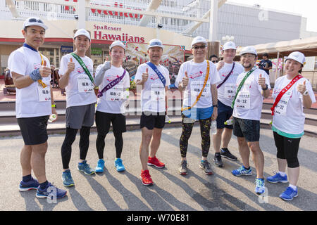 Fukushima, le Japon. 3e août 2019. Les participants ont posé pour les caméras au cours de la ''1000km relais à Tokyo 2019'' course à relais Spa Resort hawaïens. La ''Media Tour Tohoku : Cours de Fukushima'' organisé par la municipalité de Tokyo (TMG) met en valeur les efforts de récupération à Fukushima zone touchée par le grand séisme de l'Est du Japon 2011. Credit : Rodrigo Reyes Marin/ZUMA/Alamy Fil Live News Banque D'Images