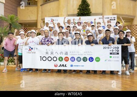 Fukushima, le Japon. 3e août 2019. Coureurs, organisateurs et vous poser pour les caméras au cours de la ''1000km relais à Tokyo 2019'' course à relais Spa Resort hawaïens. La ''Media Tour Tohoku : Cours de Fukushima'' organisé par la municipalité de Tokyo (TMG) met en valeur les efforts de récupération à Fukushima zone touchée par le grand séisme de l'Est du Japon 2011. Credit : Rodrigo Reyes Marin/ZUMA/Alamy Fil Live News Banque D'Images