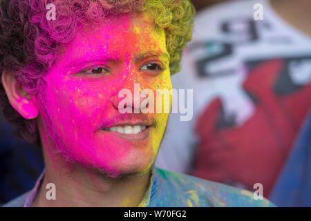 Portrait d'un jeune garçon pendant les fêtes de Holi à Mathura, Inde,Asia,Uttarpradesh Banque D'Images