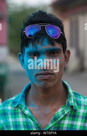 Portrait d'un jeune garçon pendant les fêtes de Holi à Mathura, Inde,Asia,Uttarpradesh Banque D'Images