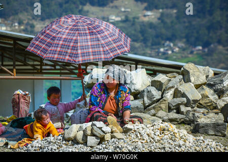 Mère a gagné dur pour prendre soin de ses enfants dans le régime d'emploi dans l'état de colline nord, Sikkim, Inde, Banque D'Images