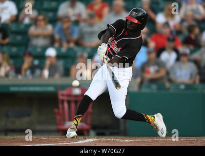 3 août 2019 : FM Redhawks outfielder Devan Ahart (12)pivote à un lancer au cours du match contre les Redhawks FM Winnipeg Goldeyes dans l'Association américaine de baseball professionnel au champ extérieur Newman à Fargo, ND. Les Redhawks a gagné 8-4. Photo par Russell Hons/CSM Banque D'Images