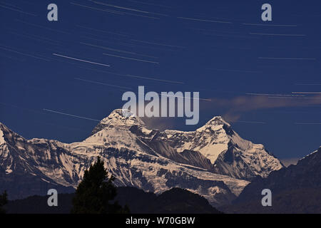 Nanda Devi atteint son sommet en pleine lune, Chaukori, Uttarakhand, Inde Banque D'Images