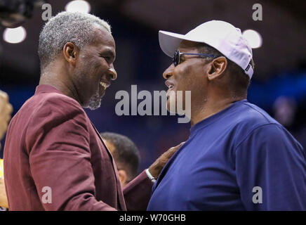 Samedi 3 août - Killer 3, l'entraîneur-chef Charles Oakley Ours ancien accueille Richard Dent avant le Big3 match entre Killer 3's vs Bivouac à l'Allstate Arena à Rosemont, IL. Gary E. Duncan Sr/CSM Banque D'Images