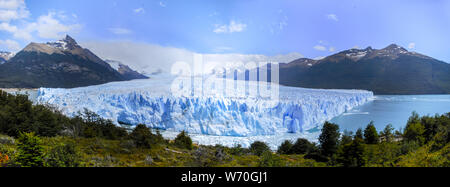 Avant une vue panoramique sur le glacier Perito Moreno sur le lac Buenos Aires entre les montagnes, avec les champs de glace à l'arrière-plan Banque D'Images