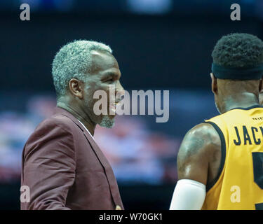 Samedi 3 août - Killer 3, l'entraîneur-chef Charles Oakley discute de stratégie au cours de la Big3 match entre Killer 3's vs Bivouac à l'Allstate Arena à Rosemont, IL. Gary E. Duncan Sr/CSM Banque D'Images