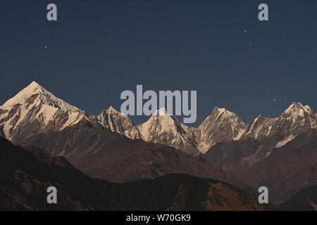 Gamme de Paanchchulli Himalaya en clair de lune, Munsiyari, Pithoragarh, Uttarakhand, Inde Banque D'Images