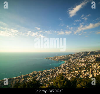 Vue panoramique de la côte du Liban à partir de la montagne de Harissa Banque D'Images