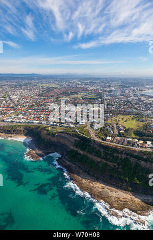 Vue aérienne de la plage et Susan Gilmore banlieue de Cooks Hill et plage de Bar à Newcastle en Nouvelle-Galles du Sud en Australie. Banque D'Images