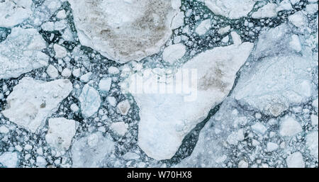 Image aérienne drone Icebergs Vue de dessus - le changement climatique et le réchauffement climatique. Les icebergs de la fonte des glaciers dans la région de icefjord Ilulissat, Groenland. Paysage nature glace de l'Arctique à l'UNESCO World Heritage Site. Banque D'Images