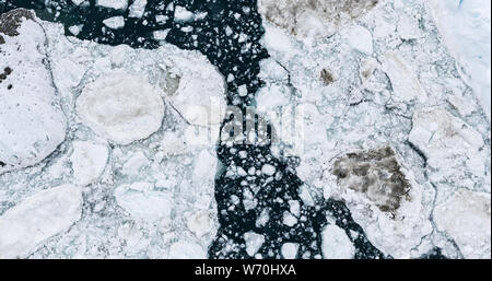 Image aérienne drone Icebergs Vue de dessus - le changement climatique et le réchauffement climatique. Les icebergs de la fonte des glaciers dans la région de icefjord Ilulissat, Groenland. Paysage nature glace de l'Arctique à l'UNESCO World Heritage Site. Banque D'Images