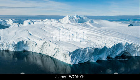 Le réchauffement planétaire et le changement climatique - iceberg géant à partir de la fonte des glaciers à Ilulissat, au Groenland. Drone aérien d'arctic nature paysage célèbre pour être lourdement touchés par le réchauffement climatique. Banque D'Images