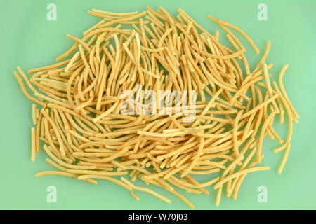 Close up de tas de nouilles de riz croustillantes sur plaque verte Banque D'Images