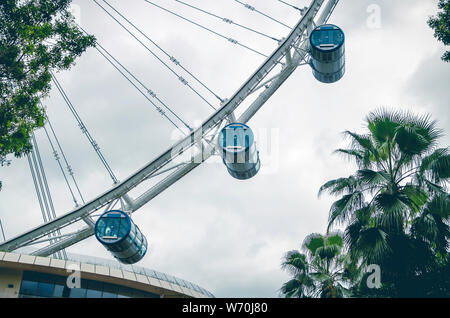 Vue rapprochée des capsules passagers de Singapore Flyer, l'une des plus grandes roues d'observation au monde, Marina Bay, Singapour Banque D'Images