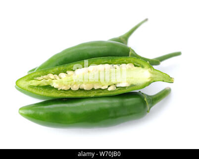 Et piments jalapeno hachés ensemble isolé sur fond blanc Banque D'Images