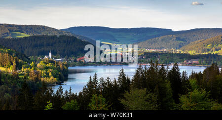 Lac de Titisee dans la lumière du soir, Schwarzwald, Forêt-Noire, Bade-Wurtemberg, Allemagne Banque D'Images