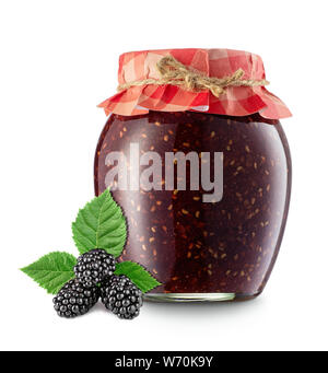 Confiture de mûres dans un bocal en verre recouvert de papier isolé sur fond blanc. Conserves de fruits maison Banque D'Images