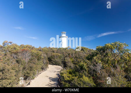 Le phare de Cape Tourville dans parc national de Freycinet sur la côte est de la Tasmanie, Australie sur un ciel bleu winters day Banque D'Images