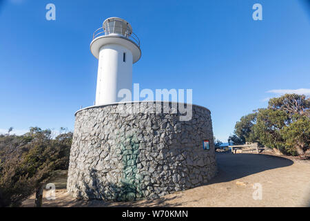 Le phare de Cape Tourville dans parc national de Freycinet sur la côte est de la Tasmanie, Australie sur un ciel bleu winters day Banque D'Images