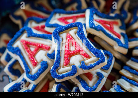 Rouge, blanc, bleu, Université de l'Arizona un logo sugar cookies dessert sur assiette avec cookie Banque D'Images