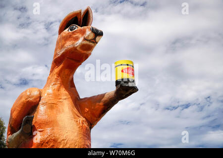 Le kangourou australien statue qui tient un pot de vegemite au village frontalier Roadhouse, Eyre Highway,l'Australie du Sud Banque D'Images