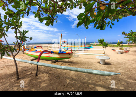 Jukung traditionnel bateau de pêche, la plage de Sanur, Bali, Indonésie Banque D'Images