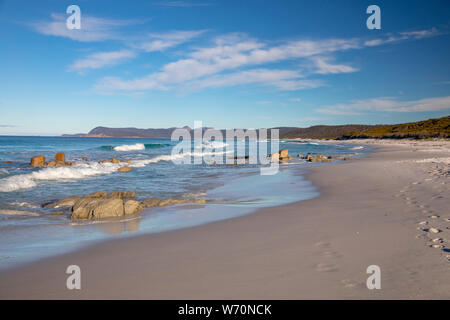 Plages côte est de la Tasmanie en parc national de Freycinet sur un ciel bleu winters day,Tasmanie, Australie Banque D'Images