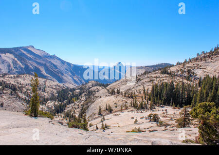 Olmsted Point le long de la route de Tioga, Yosemite National Park, offre une vue sur le Canyon, en particulier Tenaya Demi Dôme et Tenaya Lake. Banque D'Images