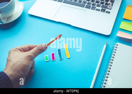 La croissance de l'entreprise concepts avec graphique de plus en plus sur les hommes de main.Investmet succès Banque D'Images