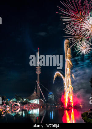 D'artifice à l'Olympiapark, Munich, Bavaria, Germany, Europe Banque D'Images