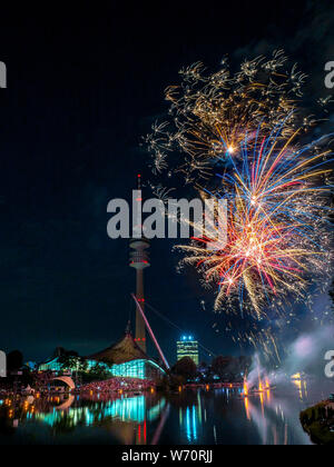 D'artifice à l'Olympiapark, Munich, Bavaria, Germany, Europe Banque D'Images