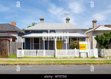 Williamstown, Australie : Mars, 2019 : bungalow de construction traditionnelle au 20e siècle avec un porche de style Australien, véranda et les piquets de clôture. Banque D'Images