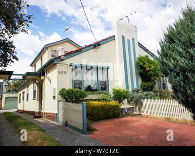 Melbourne, Australie : Mars 05, 2019 : Grande maison individuelle dans la banlieue de St Kilda. Une chambre conçue individuellement dans un style Art Déco des années 1920. Banque D'Images