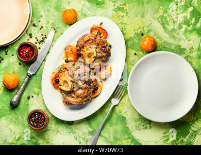 Ossobuco, plat traditionnel de la cuisine italienne. Compotée de pied de veau.La cuisine Italienne Banque D'Images