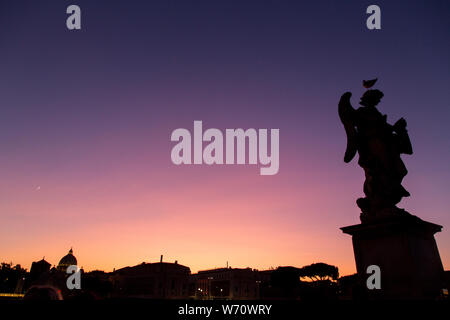 Roma, Italie. 06Th Aug 2019. Voir au coucher du soleil de Sant'Angelo bridge Crédit : Matteo Nardone/Pacific Press/Alamy Live News Banque D'Images