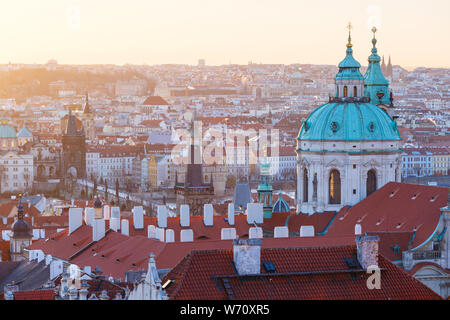 Lever du soleil sur l'église St Nicolas et de la vieille ville de Prague du Hradcany. Banque D'Images