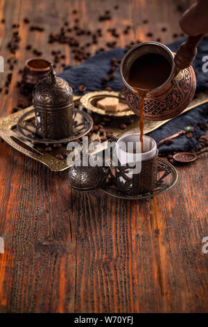 Servir le café turc traditionnel sur fond de bois vintage, copy space Banque D'Images