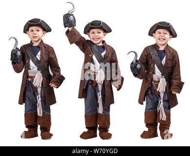 Happy Young boy portant un costume de pirate. Arrière-plan blanc. Banque D'Images