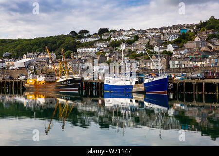 Royaume-uni, Angleterre, Cornouailles, Newlyn, North Harbour, les chalutiers n'PZ532 Billy Rowney et PZ51 Govenek Gwavas de Ladram amarré au quai Banque D'Images