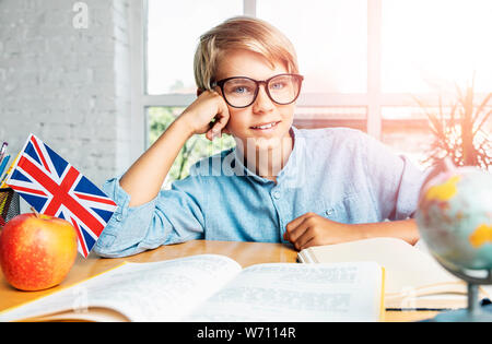 Portrait of teenage écolier dans la préparation de spectacles pour examen en anglais Banque D'Images