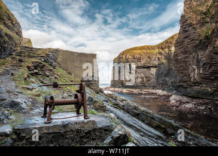 Un bateau équipé treuil sur les rochers à l'entrée de Whaligoe port près de Wick à Caithness en Ecosse Banque D'Images