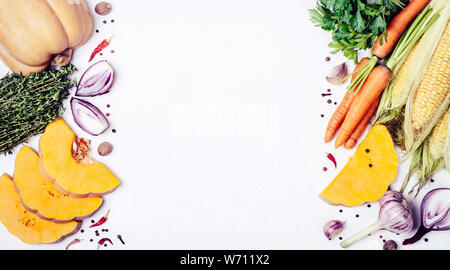 Automne frais légumes, épices et herbes. Place pour le texte ou d'une recette. En bonne santé ou la nourriture végétarienne. Banque D'Images
