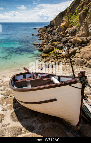 Royaume-uni, Angleterre, Cornouailles, Porthgwarra, bateau à rames sur cale en petits rocky creek Banque D'Images