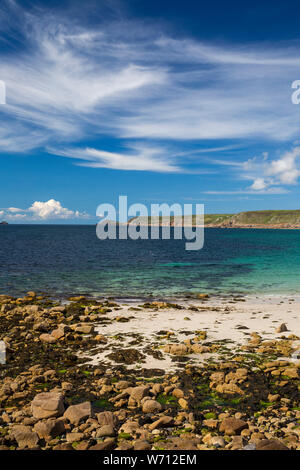 Royaume-uni, Angleterre, Cornouailles, Sennen Cove, plage et soleil dans Whitesand Bay vers Cape Cornwall Banque D'Images