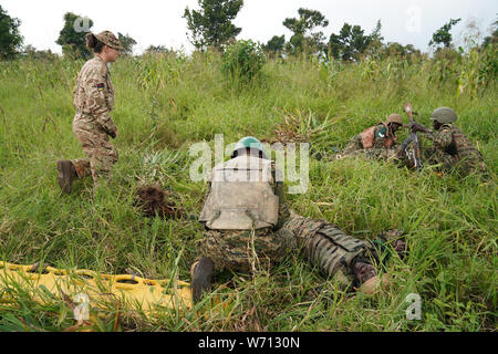 Le caporal Lyndsey Jenkins, 28 ans, un technicien médical de combat d'infanterie spécialisé de Whitley Bay, Newcastle, aide à former des soldats ougandais à Singo prêts à être déployés en Somalie, où ils contribueront à combattre le trafic de personnes. Banque D'Images