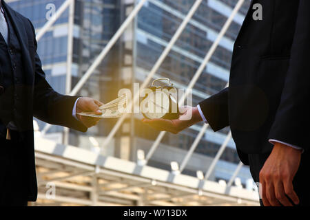 Deux hommes d'affaires sont modifier le suivi et de l'argent dans la corruption concept Banque D'Images