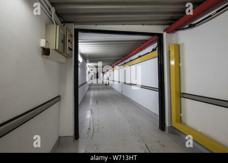 Gibraltar, Europe, mars 2016. Cette commande et contrôle bunker a été construit au centre du rocher de Gibraltar il vient à partir de 1870 lorsque le Falmouth, Gibraltar et Malte Telegraph Company mis un câble sous-marin à la roche et au-delà, c'est plus de 500 mètres sous terre. Plus tard durant la DEUXIÈME GUERRE MONDIALE, elle a été convertie en centre de communications opérationnelles communes. Il a été régulièrement élargi après la guerre et est devenu un centre de communication de l'OTAN (CommCen) pour faciliter une plus de 50 chambres. En 2008, elle a été fermée et transférée à Faslane. Dwight Eisenhower l'opération Torch PRÉVUES DANS LA SECONDE GUERRE MONDIALE D'ici. Banque D'Images