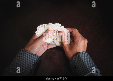 Businessman hands hold et comptant 50 billets en euros. Banque D'Images